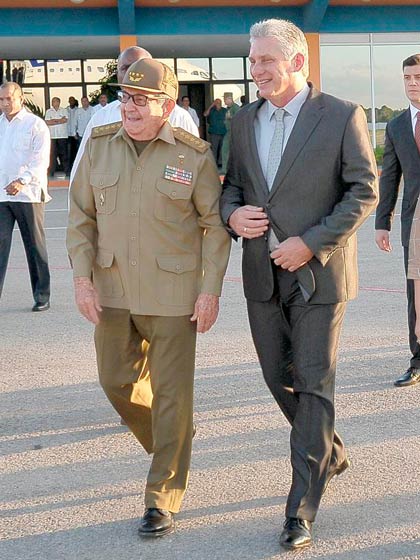 Raúl Castro despide a Miguel Díaz-Canel en el aeropuerto de La Habana. Raúl Castro despide a Miguel Díaz-Canel en el aeropuerto de La Habana.