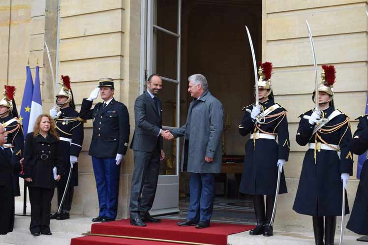 Miguel Díaz-Canel es recibido por el primer ministro de Francia, Edouard Philippe.