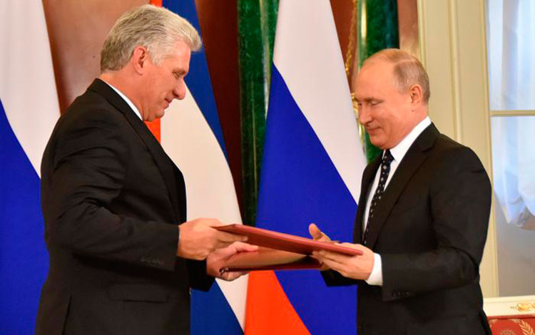 Presidentes de Cuba, Miguel Díaz-Canel Bermúdez, y de la Federación de Rusia, Vladimir Putin, tras firma de Declaración Conjunta. 