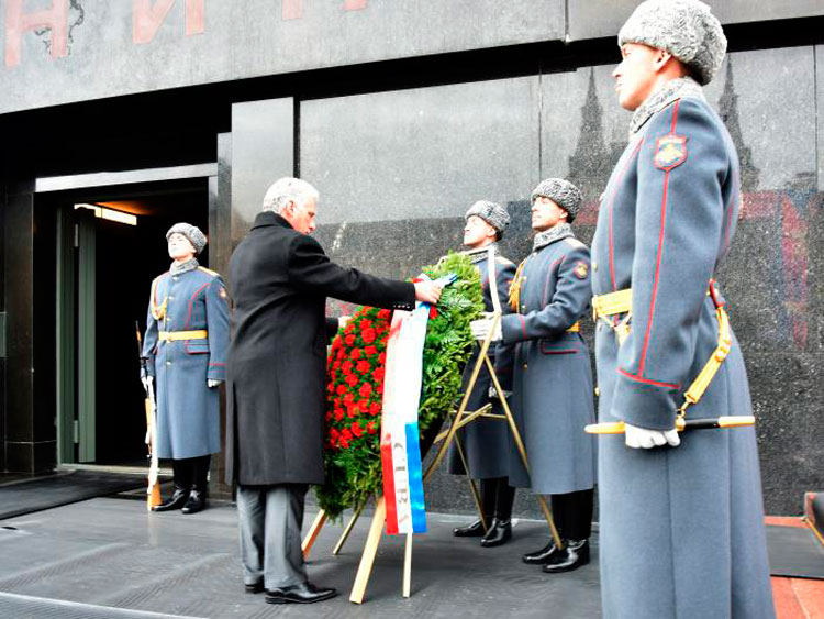 Presidente cubano, Miguel Díaz-Canel, coloca ofrenda floral a la entrada del Mausoleo Lenin. Presidente cubano, Miguel Díaz-Canel, coloca ofrenda floral a la entrada del Mausoleo Lenin.