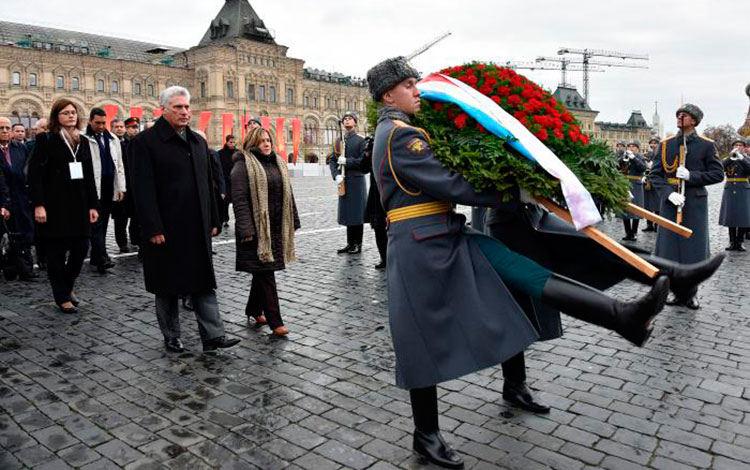 Miguel Díaz-Canel deposita ofrenda floral a la entrada del Mausoleo Lenin en Moscú.