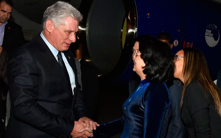 Miguel Díaz-Canel, presidente de Cuba, es recibido Thi Ngoc Thinh, vicepresidenta de la República Socialista de Vietnam.