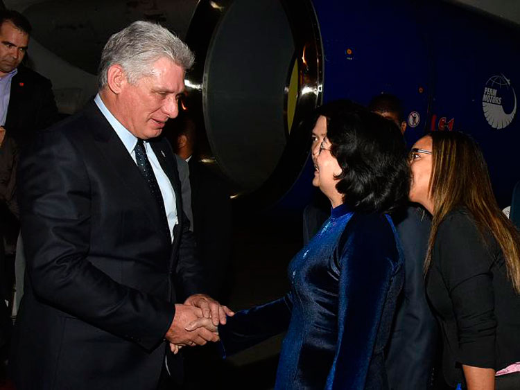 Miguel Díaz-Canel, presidente de Cuba, es recibido Thi Ngoc Thinh, vicepresidenta de la República Socialista de Vietnam.
