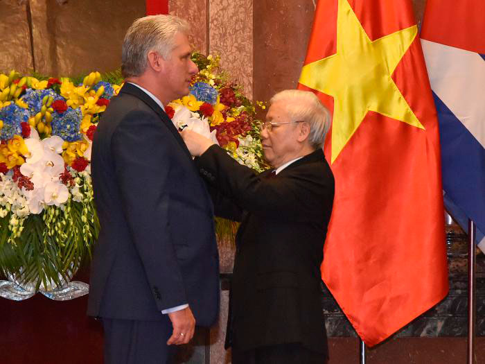 Nguyen Phu Trong, presidente de Vietnam, impone a Miguel Díaz-Canel Bermúdez la Orden Ho Chi Minh. Nguyen Phu Trong, presidente de Vietnam, impone a Miguel Díaz-Canel Bermúdez la Orden Ho Chi Minh.