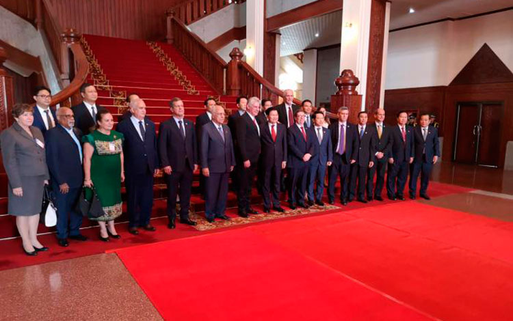 Presidente cubano, Miguel Díaz-Canel, en Laos.