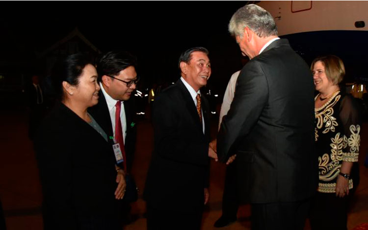 Recibimiento al presidente cubano, Miguel Díaz-Canel, en Laos.