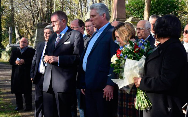 Presidente de Cuba, Miguel Díaz-Canel, rinde homenaje a Karl Marx en el cementerio Highgate, Londres.