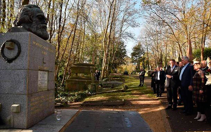 Presidente de Cuba, Miguel Díaz-Canel, rinde homenaje a Karl Marx en el cementerio Highgate, en Londres. Presidente de Cuba, Miguel Díaz-Canel, rinde homenaje a Karl Marx en el cementerio Highgate, en Londres.