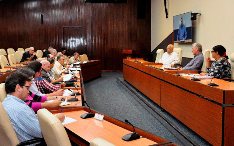 Preside Miguel Díaz-Canel chequeo del programa vial en Cuba.