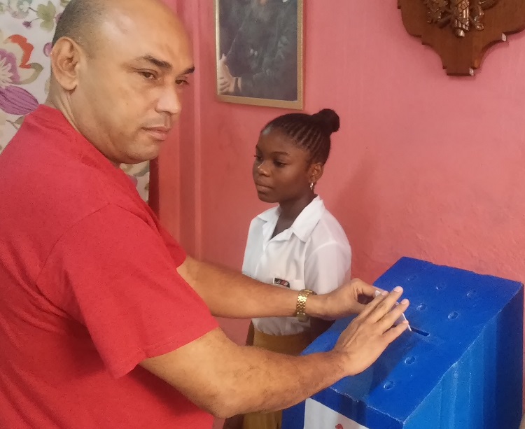 alberto votando hombre votando