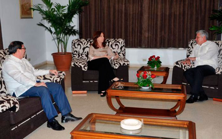 Presidente de Cuba, Miguel Díaz-Canel Bermúdez, expresidenta de Argentina, Cristina Fernández de Kirchner, y canciller cubano, Bruno Rodríguez Parrilla. Presidente de Cuba, Miguel Díaz-Canel Bermúdez, expresidenta de Argentina, Cristina Fernández de Kirchner, y canciller cubano, Bruno Rodríguez Parrilla.