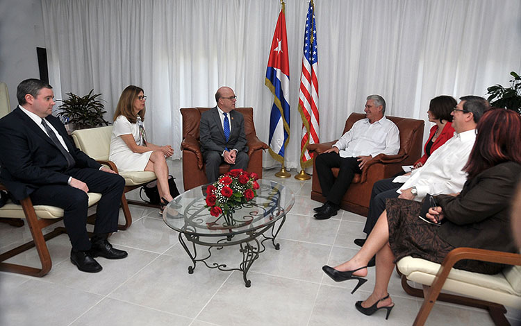 Encuentro del presidente de Cuba, Miguel Díaz-Canel, y el senador estadounidense James McGovern. Encuentro del presidente de Cuba, Miguel Díaz-Canel, y el senador estadounidense James McGovern.