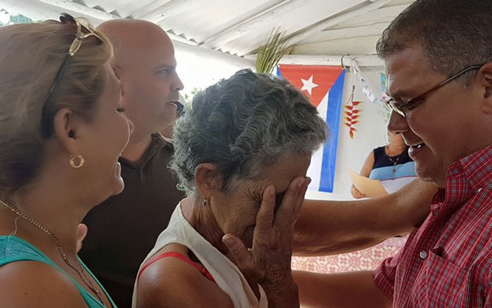 Julio Lima Corzo, primer secretario del Partido en Villa Clara, durante la entrega de las viviendas reparadas a los damnificados por la tormenta local del 28 de abril.