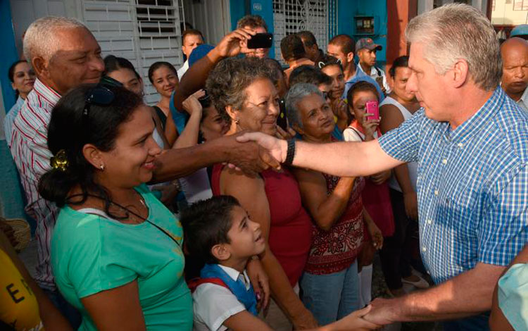 Miguel Díaz-Canel saluda al pueblo de Granma.