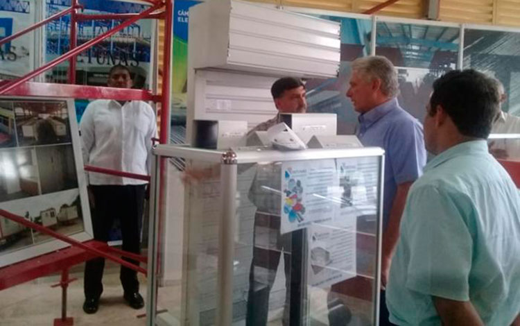 Presidente cubano, Miguel Díaz-Canel, visita sexta Feria de Negocios en Expocuba.