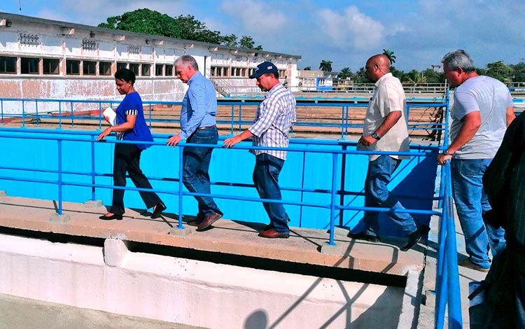 Recorrido de Miguel Díaz-Canel e Inés María Chapman por la Planta Potabilizadora Amistad Cubano-Búlgara. Recorrido de Miguel Díaz-Canel e Inés María Chapman por la Planta Potabilizadora Amistad Cubano-Búlgara.