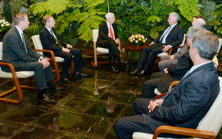 Encuentro entre Miguel Díaz-Canel Bermúdez y Lord David Triesman. Encuentro entre Miguel Díaz-Canel Bermúdez y Lord David Triesman.