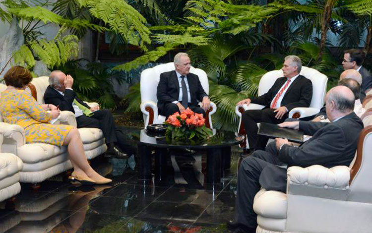 Delegaciones en encuentro entre Miguel Díaz-Canel y Neven Mimica. Delegaciones en encuentro entre Miguel Díaz-Canel y Neven Mimica.