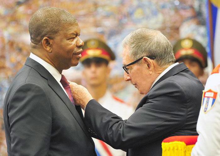 Raúl Castro Ruz impone la Orden José Martí a Joao Manuel Goní§alves Lourení§o, presidente de Angola. Raúl Castro Ruz impone la Orden José Martí a Joao Manuel Goní§alves Lourení§o, presidente de Angola.