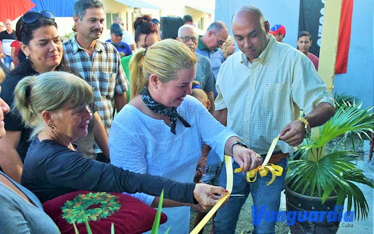 Yudí Rodríguez, secretaria del Partido en Villa Clara, inaugura vivienda.