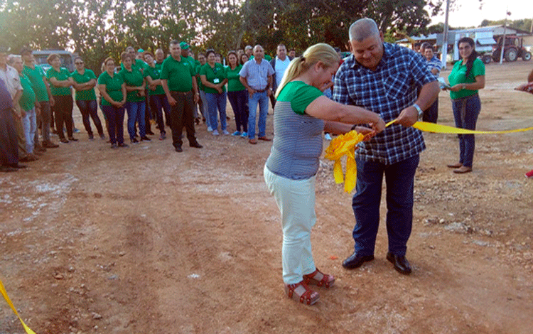 primera secretaria del Partido en Villa Clara y Héctor Luis Torna Martínez, delegado del Minag