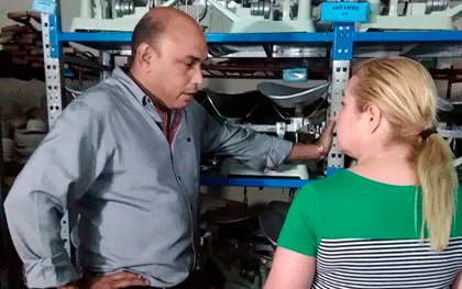Intercambio de impresiones entre Yudí­ Rodrí­guez Hernández y Alberto López Dí­az sobre las transformaciones que acontecen en Encrucijada. (Foto: Luis Machado Ordetx).
