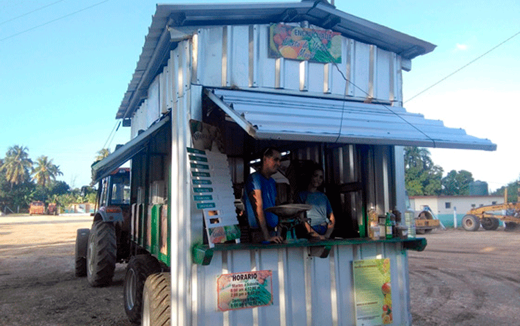  Punto móvil para la venta de alimentos a comunidades aisladas en la geografí­a del municipio. (Foto: Luis Machado Ordetx)