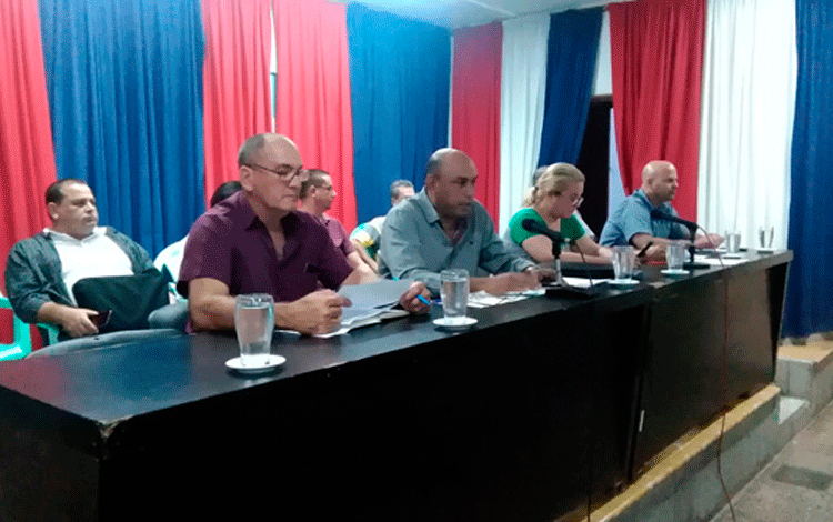 Reunión de chequeo de las acciones que se ejecutan en el municipio. (Foto: Luis Machado Ordetx).