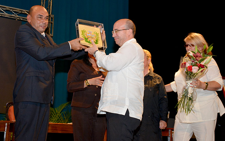 Randy Alonso Falcón, director de la Mesa Redonda, recibió el Escudo de Armas de Villa Clara. 