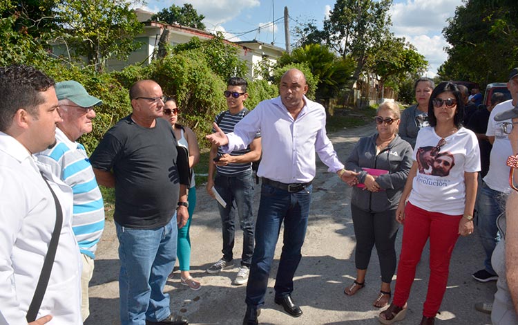 Gobernador y vicegobernadora de Villa Clara recorren el reparto Universitario, en Santa Clara.