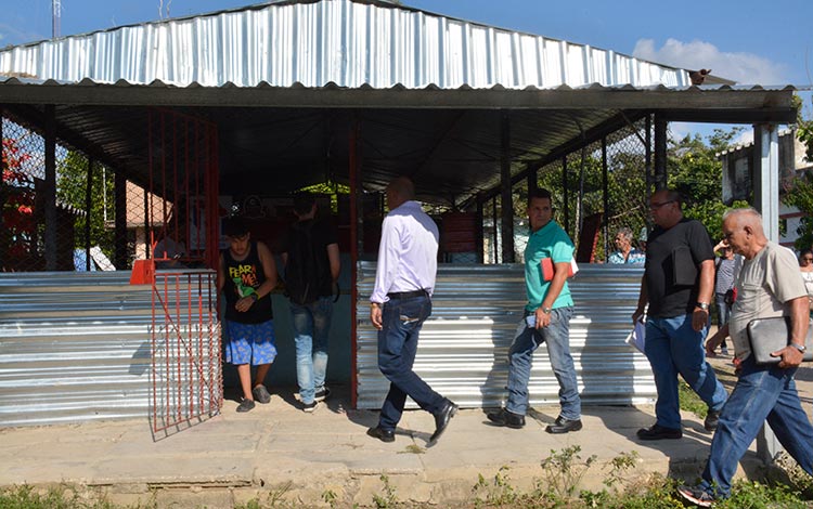 Gobernador de Villa Clara visita placita agropecuaria del reparto Universitario, en Santa Clara.