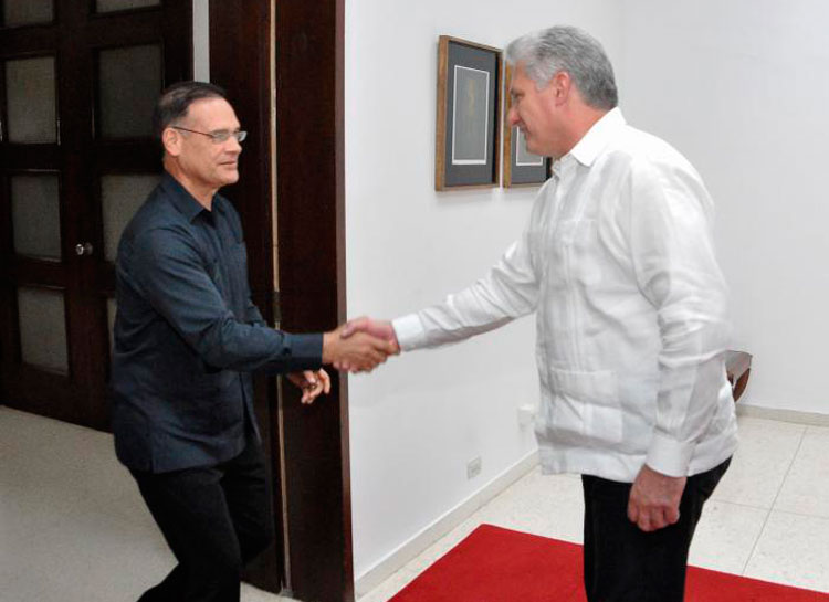 Miguel Díaz-Canel Bermúdez, presidente de la República de Cuba, y Pedro Miguel González Pinzón, secretario general del Partido Revolucionario Democrático de Panamá. Miguel Díaz-Canel Bermúdez, presidente de la República de Cuba, y Pedro Miguel González Pinzón, secretario general del Partido Revolucionario Democrático de Panamá.