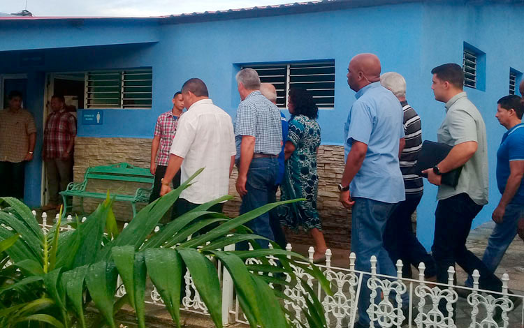 Miguel Díaz-Canel aprecia producciones de Induvilla.