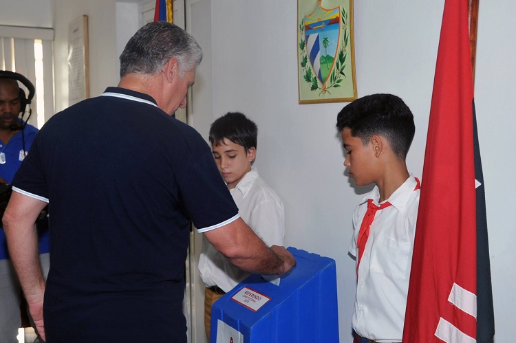 Miguel Díaz-Canel ejerce su derecho al voto Miguel Díaz-Canel ejerce su derecho al voto