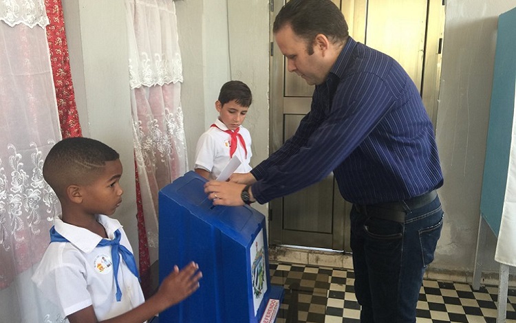 Luis Morlote ejerce su derecho al voto en Santa Clara
