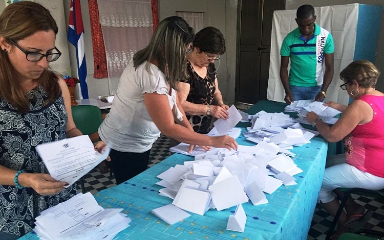 La Mesa Electoral en el proceso de conteo de los votos. 
