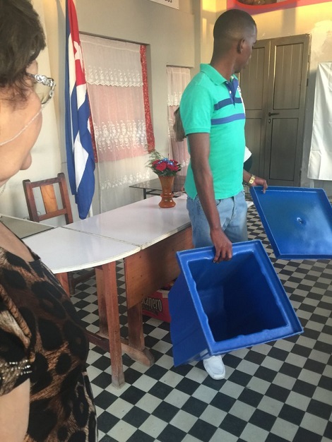 La urna vacía se muestra a los presentes La urna vacía se muestra a los presentes