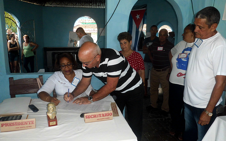 Roberto López ejerce su derecho al voto Roberto López ejerce su derecho al voto