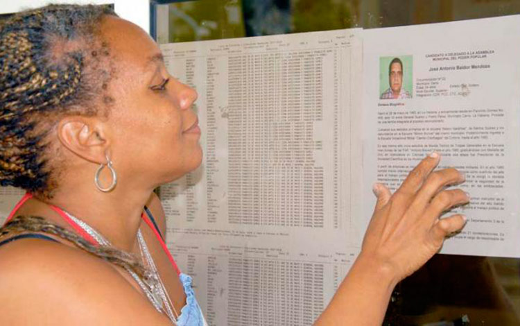 Electora lee biografía de candidatos a delegados.