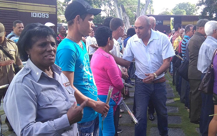 Delegados a las asambleas municipales reciben certificados acreditativos.