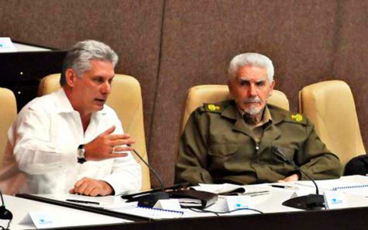 Miguel Díaz-Canel y Ramiro Valdés en el análisis sobre la informatización de la sociedad.