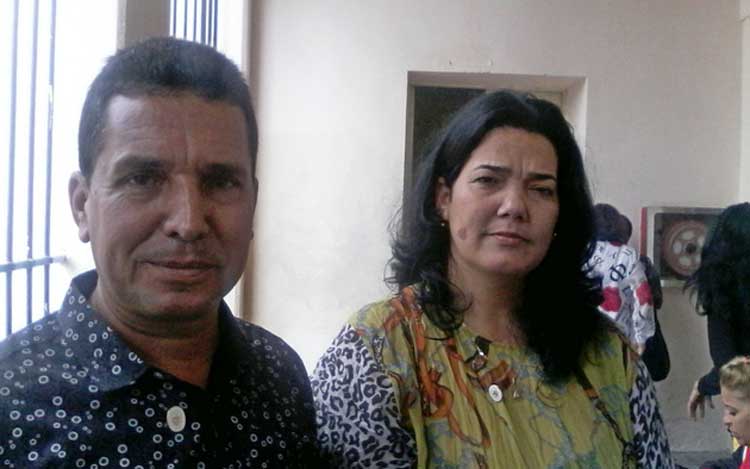 En la foto, el vicepresidente Osmani García López y la presidenta del gobierno en Santa Clara, Yaritza Moya Caballero, reelectos en sus cargos por los delegados a la Asamblea Municipal del Poder Popular. (Foto: Tomada de la CMHW).