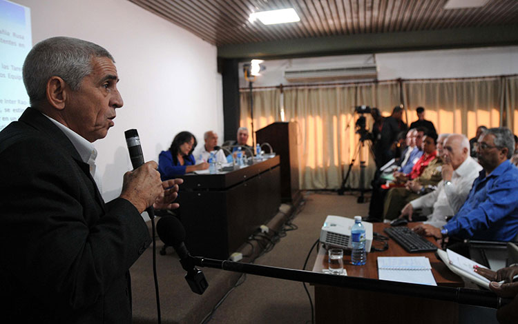 El diputado Alfredo López Valdés, ministro de Energía y Minas.