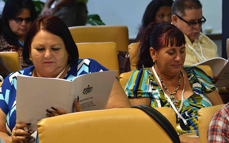 Diputados analizan Proyecto Constitucional.