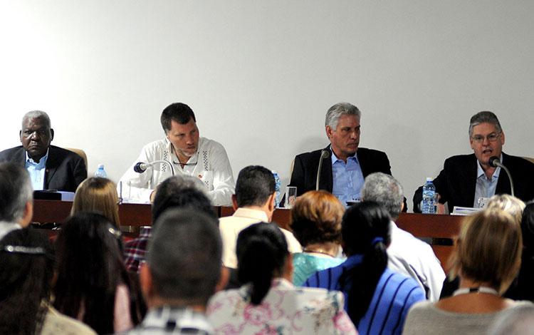 Miguel Díaz-Canel y Esteban Lazo participan en reunión de la comisión de Asuntos Económicos del Parlamento Cubano.