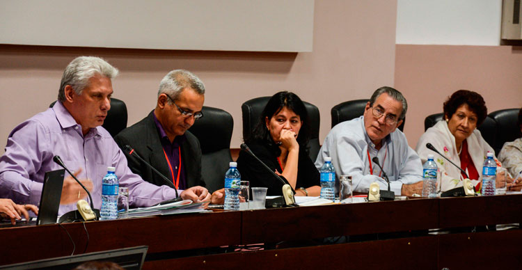 Miguel Dí­az-Canel Bermúdez, en la comisión de Educación, Cultura, Ciencia, Tecnologí­a y Medio Ambiente.