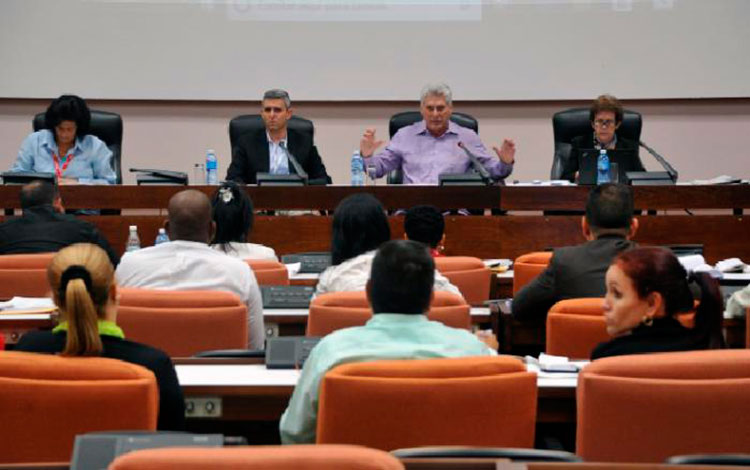 Presidente cubano, Miguel Díaz-Canel, participa en debate sobre informatización de la sociedad, en comisión parlamentaria.