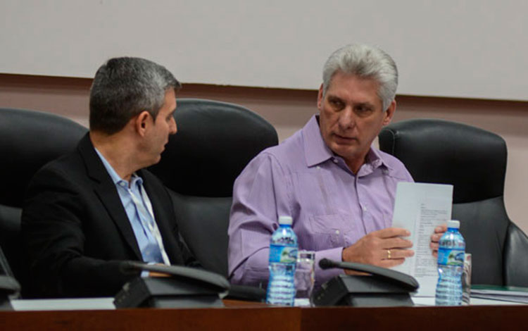 Miguel Díaz-Canel Bermúdez, presidente de Cuba, junto al ministro de Comunicaciones, Jorge Luis Perdomo Di-Lella, en comisión parlamentaria.