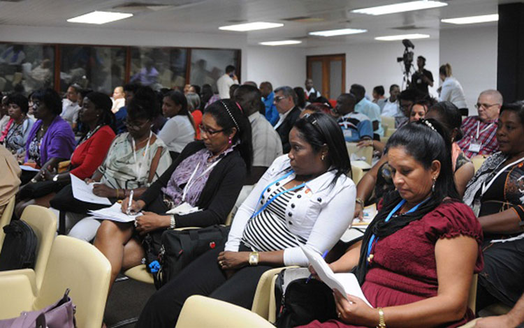 Diputados en comisión permanente del Parlamento cubano.