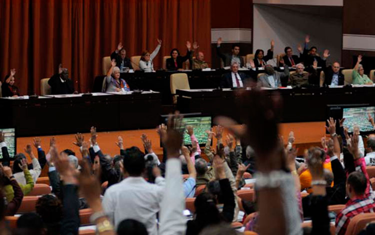 Diputados cubanos aprueban nueva Constitución de la República de Cuba. Diputados cubanos aprueban nueva Constitución de la República de Cuba.